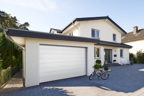 Garage witte Hörmann sectionaaldeur met fiets | JMD Nederland