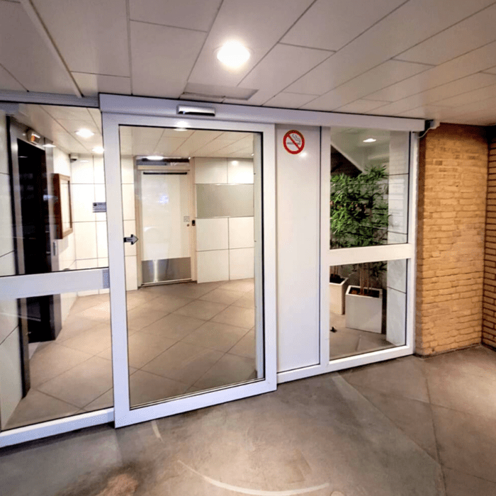 Vakkundige installatie automatische deur | JMD Nederland